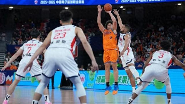 V体育在线官网-王哲林实现万分里程碑！上海久事男篮主场战胜广州队|大鲨鱼|三分球|洛夫顿|主队|上海男篮_新浪体育_新浪新闻
