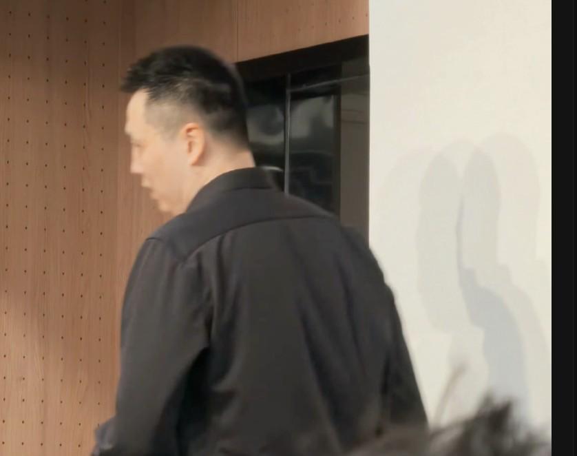 V体育入口-G5赛后采访有媒体让卢伟点评裁判判罚,后者直接起身离场
